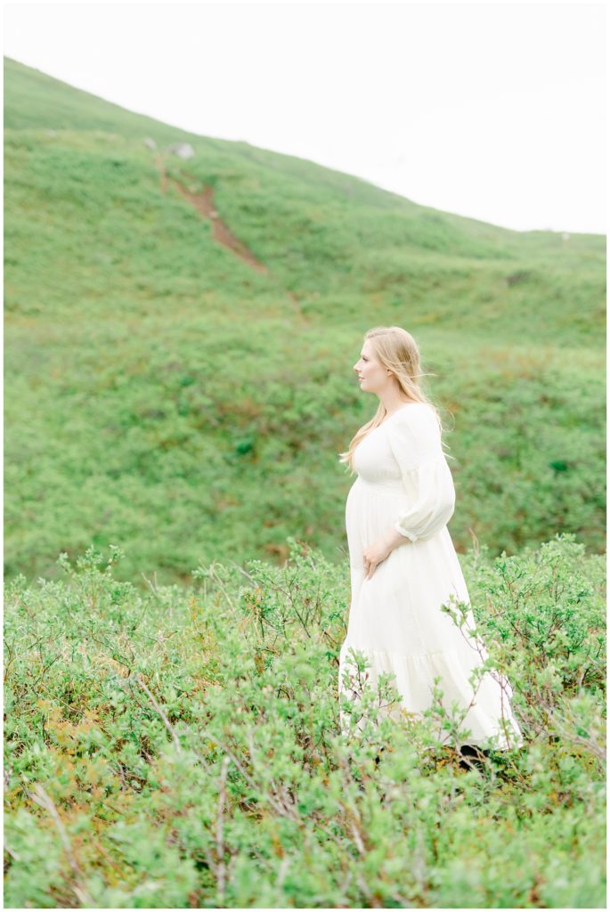expectant mother in the mountains

