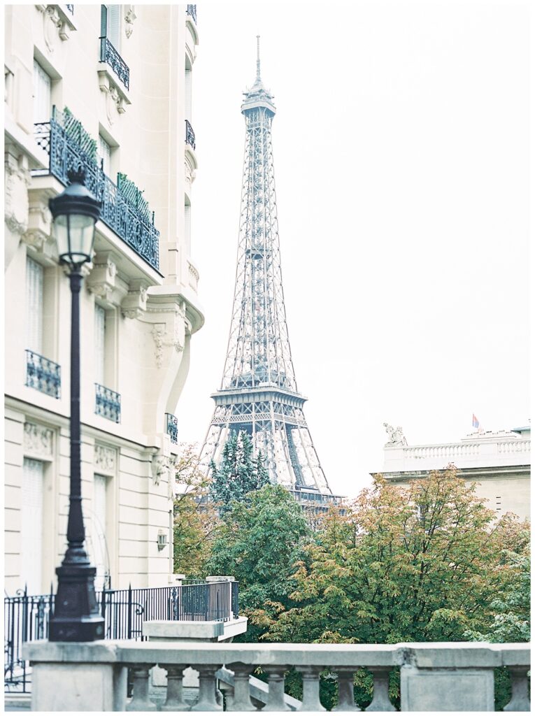 A view of the Eiffel Tower that makes for a wonderful backdrop for your maternity session during your babymoon in Paris.
