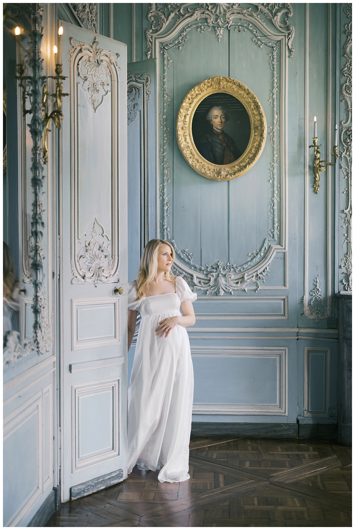 french maternity session at chateau de champlatreux
